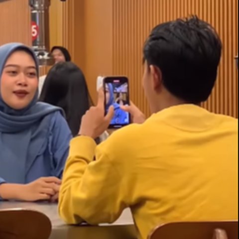 Cewek ini Pose Cantik Divideo sama Cowoknya