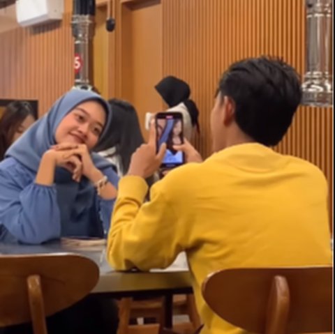 Cewek ini Pose Cantik Divideo sama Cowoknya