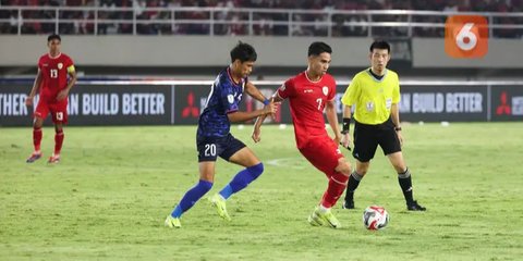 Pemain Timnas Indonesia, Marselino Ferdinan (kanan) berebut bola dengan pemain Laos, Sengdaovy Hanthavong pada laga lanjutan Grup B Piala AFF 2024 di Stadion Manahan, Solo, Jawa Tenga