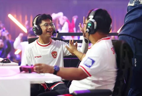 Timnas Indonesia berhasil meraih gelar juara FIFAe World Cup 2024 kategori konsol, setelah mengalahkan Brasil di final yang berlangsung di SEF Arena, Riyadh, Arab Saudi, Kamis (12/12/