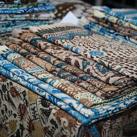 4 Cara Memilih Batik Sesuai Warna Kulit, Tampil Lebih Menawan dengan Style yang Tepat