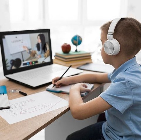 Gak Perlu Kemana-Mana! 7 Tips Seru Habiskan Liburan Sekolah di Rumah