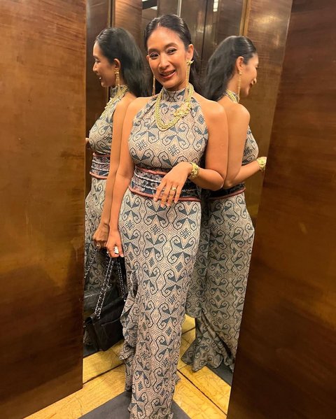 Potret Cantik Happy Salma dengan Gaun Batik Panjang, Wajahnya Awet Muda