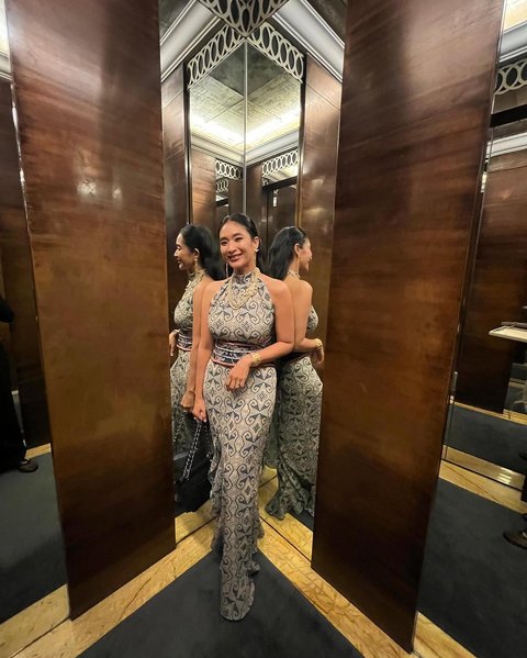 Potret Cantik Happy Salma dengan Gaun Batik Panjang, Wajahnya Awet Muda