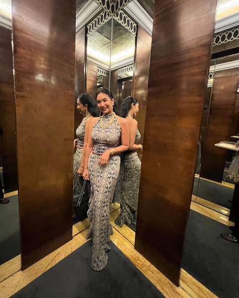 Potret Cantik Happy Salma dengan Gaun Batik Panjang, Wajahnya Awet Muda