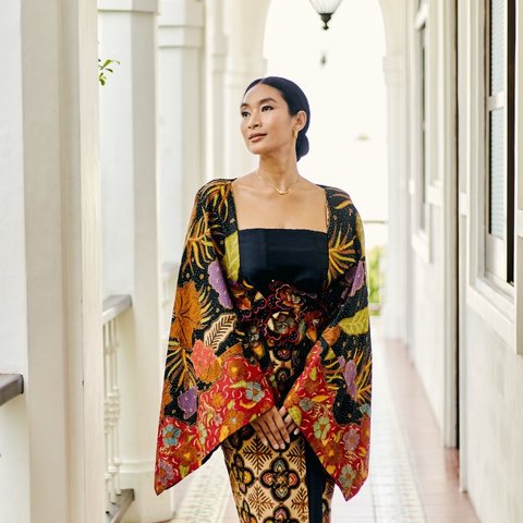 Potret Cantik Happy Salma dengan Gaun Batik Panjang, Wajahnya Awet Muda