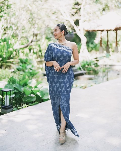 Potret Cantik Happy Salma dengan Gaun Batik Panjang, Wajahnya Awet Muda