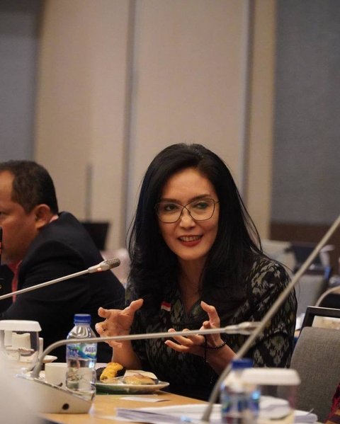 "Aku lagi kuliah S1 Hukum. Aku mau jadi lawyer (pengacara)," ujar Rieke Diah Pitaloka via YouTube Rumpi Trans TV.&nbsp;