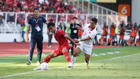 Pratama Arhan berpose di depan fotografer setelah perkenalan pemain baru Suwon FC yang berlangsung di Hotel Sultan, Jakarta, Kamis (15/02/2024) WIB. (Bola.com/Bagaskara Lazuardi)