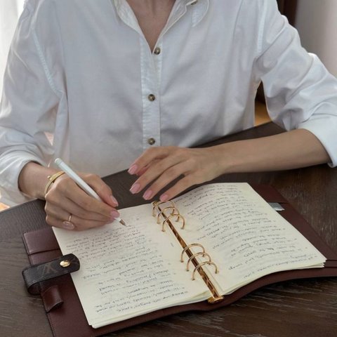 Berikan Hadiah untuk Diri Sendiri: 7 Hadiah Self Reward untuk Diri Sendiri yang Bikin Hidup Lebih Bahagia