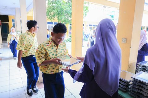 Siswa SMP Siliwangi menerima paket makan bergizi gratis.