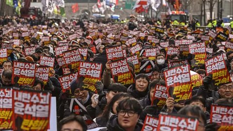 Namun, enam jam kemudian, Presiden Korea Selatan Yoon Suk Yeol mencabut kembali kebijakan tersebut setelah mendapat penolakan dari parlemen Korea Selatan. (ANTHONY WALLACE/AFP)