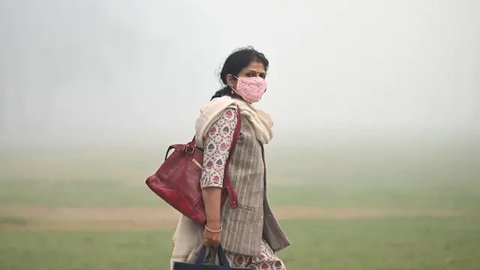 Ibu Kota India, New Delhi diselimuti kabut asap polusi udara yang menyebabkan kualitas udara di sejumlah daerah sekitar menjadi sangat buruk. (Money SHARMA/AFP)