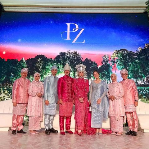 Pernikahan&nbsp;Zumi Zola & Putri Zulhas akhirnya digelar meriah dan mewah dengan dihadiri banyak tamu undangan.&nbsp;