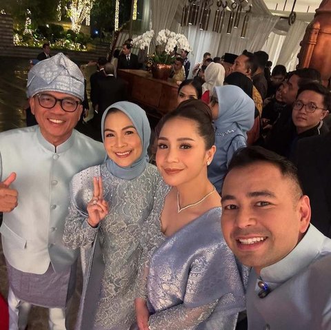 Raffi Ahmad dan Nagita Slavina selaku perwakilan yang menayangkan pernikahan turut serta menyambut tamu yang hadir.&nbsp;