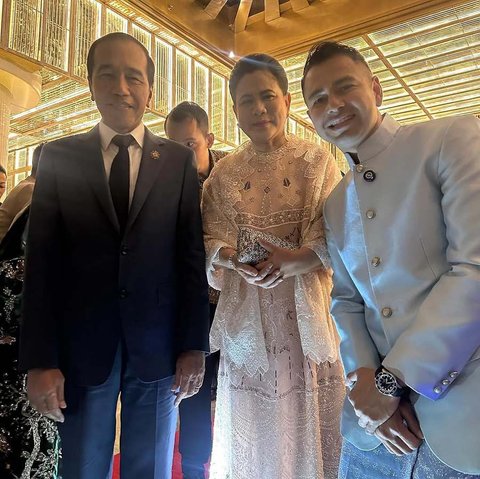 Pasangan Jokowi dan Iriana Jokowi juga hadir memenuhi undangan Zulkifli Hasan atas pernikahan&nbsp;Zumi Zola & Putri Zulhas.&nbsp;