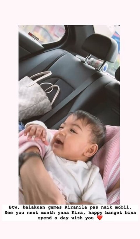Kira pun tipe anak yang aktif banget dan kepo. Ia beberapa kali tampak ingin menggigit benda yang ada di tangannya.