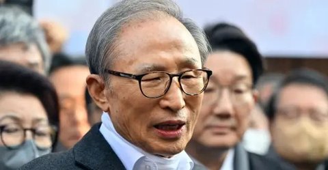 Presiden Korea Selatan Yoon Suk Yeol saat mengumumkan status darurat militer pada Selasa (3/12/2024) malam. (Dok. AFP)