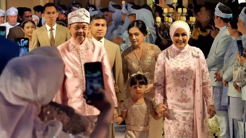 Ibunda Zumi Zola didampingi oleh kerabat untuk menemani putranya di pelaminan. Ayahanda Zumi Zola sendiri sudah wafat beberapa tahun lalu.
