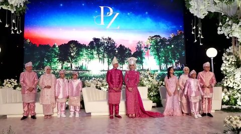 dekorasi pelaminan Putri dan Zumi sangat megah. Meski ini adalah pernikahan kedua bagi mereka, namun Putri dan Zumi mengaku ingin berbagi kebahagiaan dengan menggelar pesta meriah.