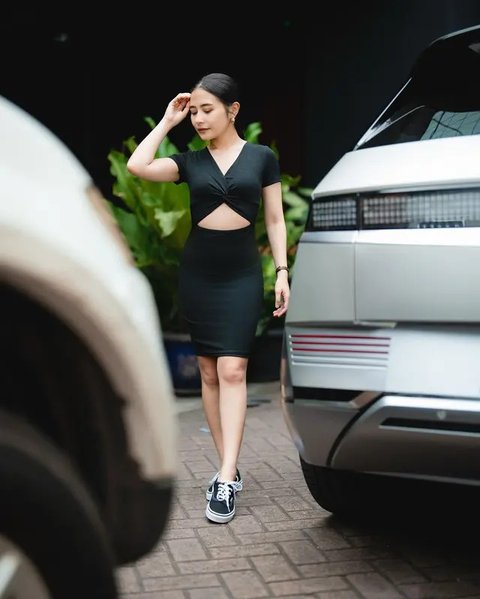 Punya body goals yang jadi impian, Prilly pamerkan outfit kekinian yang memperlihatkan perut berototnya.[Foto: Instagram/ Prilly]