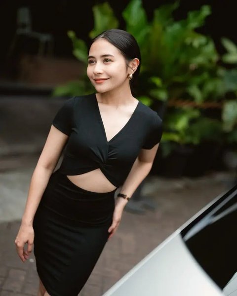 Punya body goals yang jadi impian, Prilly pamerkan outfit kekinian yang memperlihatkan perut berototnya.[Foto: Instagram/ Prilly]