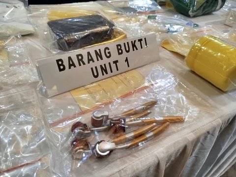 Polisi menangkap dan menetapkan tersangka Ria Agustina (33) selaku pemilik Tabib Kecantikan Ria Beauty. (Liputan6.com/Ady Anugrahadi)