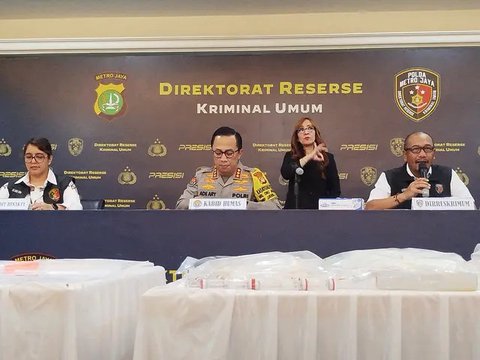 Polisi menangkap dan menetapkan tersangka Ria Agustina (33) selaku pemilik Tabib Kecantikan Ria Beauty. (Liputan6.com/Ady Anugrahadi)