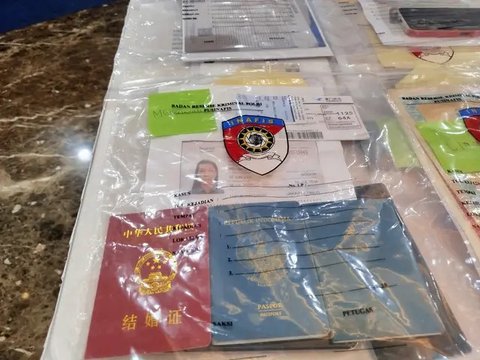 Polisi menangkap dan menetapkan tersangka Ria Agustina (33) selaku pemilik Tabib Kecantikan Ria Beauty. (Liputan6.com/Ady Anugrahadi)