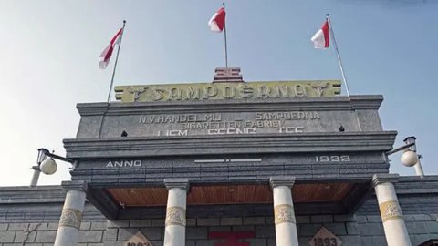 Pekerja menimbang rokok di Pabrik PT Hanjaya Mandala Sampoerna (HMSP)Tbk, Surabaya, Kamis (19/5). HMSP mendapat rekor MURI dengan kecelakaan kerja nihil selama 20 tahun (1996-2006). (AFP Phot