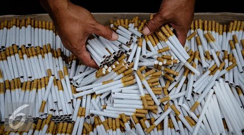 Pekerja menimbang rokok di Pabrik PT Hanjaya Mandala Sampoerna (HMSP)Tbk, Surabaya, Kamis (19/5). HMSP mendapat rekor MURI dengan kecelakaan kerja nihil selama 20 tahun (1996-2006). (AFP Phot