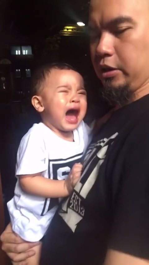 Mulan Jameela Unggah Video Kenangan Saat Muhammad Ali Masih Kecil, Nangis Digendongan Ahmad Dhani - Langsung Diam Diberi Beberapa Gepok Uang