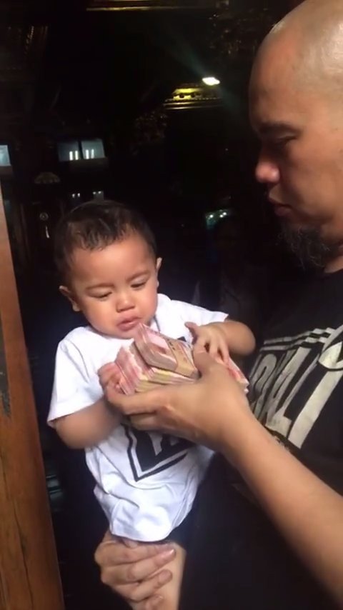 Mulan Jameela Unggah Video Kenangan Saat Muhammad Ali Masih Kecil, Nangis Digendongan Ahmad Dhani - Langsung Diam Diberi Beberapa Gepok Uang