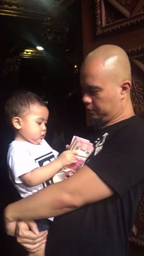 Mulan Jameela Unggah Video Kenangan Saat Muhammad Ali Masih Kecil, Nangis Digendongan Ahmad Dhani - Langsung Diam Diberi Beberapa Gepok Uang