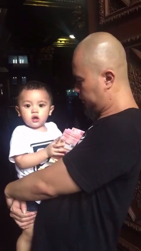 Mulan Jameela Unggah Video Kenangan Saat Muhammad Ali Masih Kecil, Nangis Digendongan Ahmad Dhani - Langsung Diam Diberi Beberapa Gepok Uang