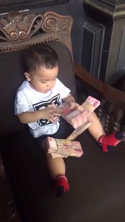 Mulan Jameela Unggah Video Kenangan Saat Muhammad Ali Masih Kecil, Nangis Digendongan Ahmad Dhani - Langsung Diam Diberi Beberapa Gepok Uang