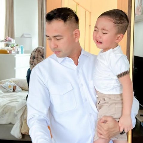 Potret Rayyanza Cipung Nangis saat Digendong Raffi Ahmad Malah Disebut Menggemaskan, Netizen 'Dia Masih Bayi Guys'