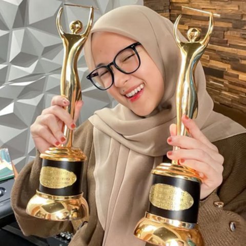 Potret Nissa Sabyan Pamer Piala Penghargaan, Netizen Salfok Soal Cincin Nikah