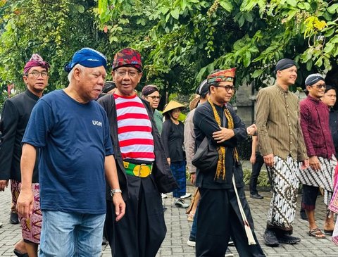 Penampilan Spesial Mahfud MD Pakai Baju Khas Madura