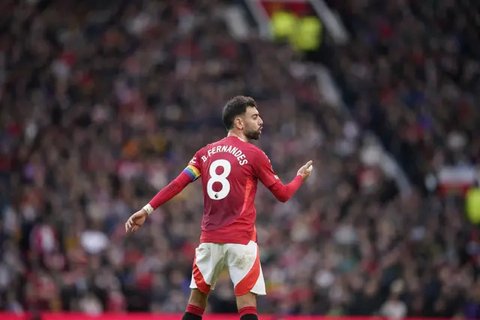 Gelandang Manchester United asal Portugal #08, Bruno Fernandes, memberi isyarat selama pertandingan Fase Europa League UEFA antara Manchester United dan Bodoe/Glimt di stadion Ol