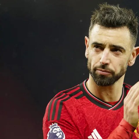 Gelandang Manchester United asal Portugal #08, Bruno Fernandes, memberi isyarat selama pertandingan Fase Europa League UEFA antara Manchester United dan Bodoe/Glimt di stadion Ol