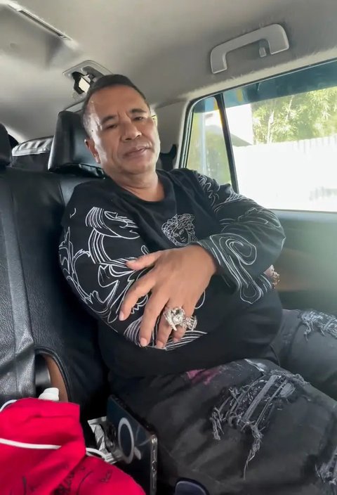 Hotman Paris Hutapea tantang Alvin Lim adu kekayaan dengan menunjukkan tabungan Rp500 miliar dalam 1 menit. Ia gerah dengan tingkah Alvin Lim. (Foto: Dok. Instagram @hotmanparisofficial)