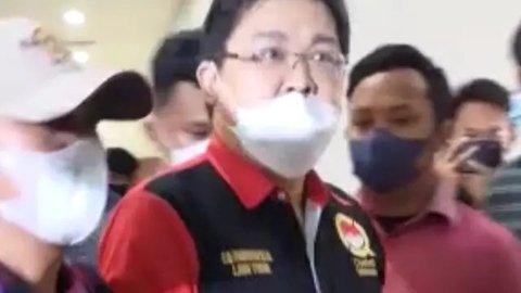 Hotman Paris Hutapea tantang Alvin Lim adu kekayaan dengan menunjukkan tabungan Rp500 miliar dalam 1 menit. Ia gerah dengan tingkah Alvin Lim. (Foto: Dok. Instagram @hotmanparisofficial)