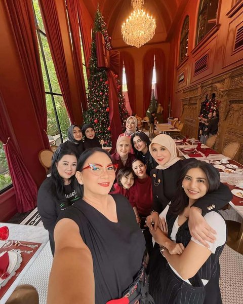 Inilah potret para selebriti senior merayakan ulang tahun empat sahabat mereka. Acara ini berlangsung pada, Sabtu, (14/12/2024) di Le Nusa Jakarta.