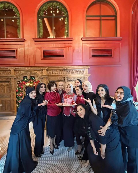 Perayaan ulang tahun semakin spesial karena dirayakan bersama para sahabat. Kue ulang tahun hingga ucapan mengalir dari para sahabat yang juga artis senior kondang.