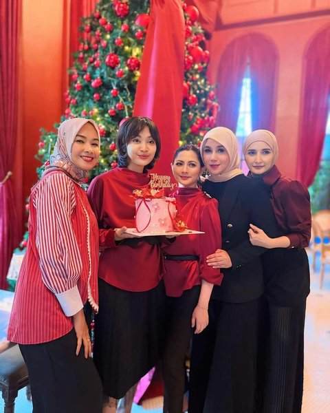 Para artis senior ini tampil kompak dengan gaya elegan dengan nuansa hitam dan merah. Uniknya, para selebriti senior sedang ulang tahun memakai busana berwarna merah.