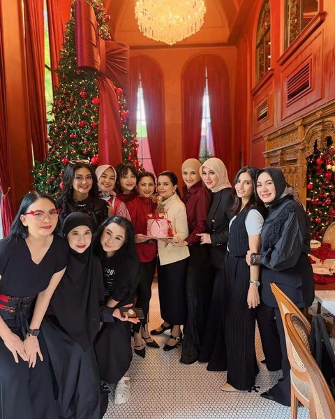 Yanti Airlangga, istri Menteri Perekonomian Airlangga Hartarto, turut hadir dalam acara tersebut. Kehadirannya menambah suasana semakin meriah saat foto bersama.