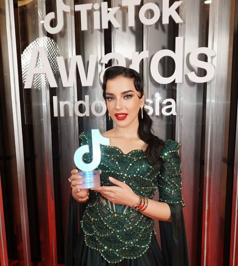 7 Potret Tasya Farasya Raih Beauty dan Fashion Creator of the Year, Ini Detail Penampilannya