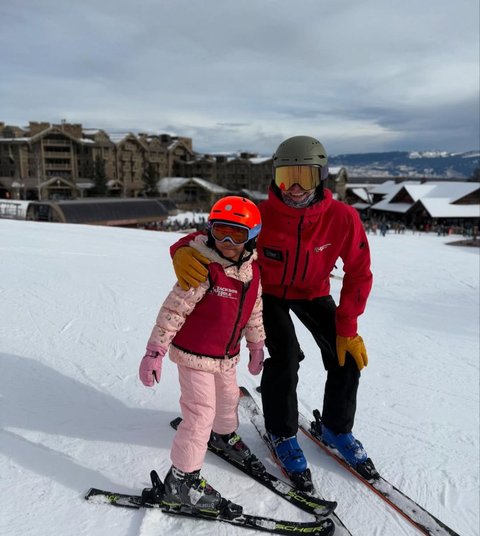 7 Potret Farah Quinn dan Keluarga Nikmati Liburan Musim Dingin, Snowboard Hingga Momen Santai!