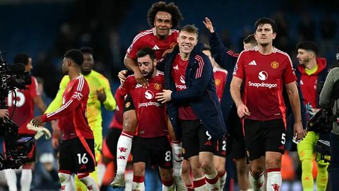 Pemain Manchester United, Bruno Fernandes (kedua kiri) bersama Joshua Zirkzee (tengah) dan Rasmus Hojlund (kedua kanan) melakukan selebrasi usai pertandingan sepak bola Liga Premier Inggris melawan Manchester City di Stadion Etihad, Manchester, Inggris, pada 15 Desember 2024. (Paul ELLIS/AFP)